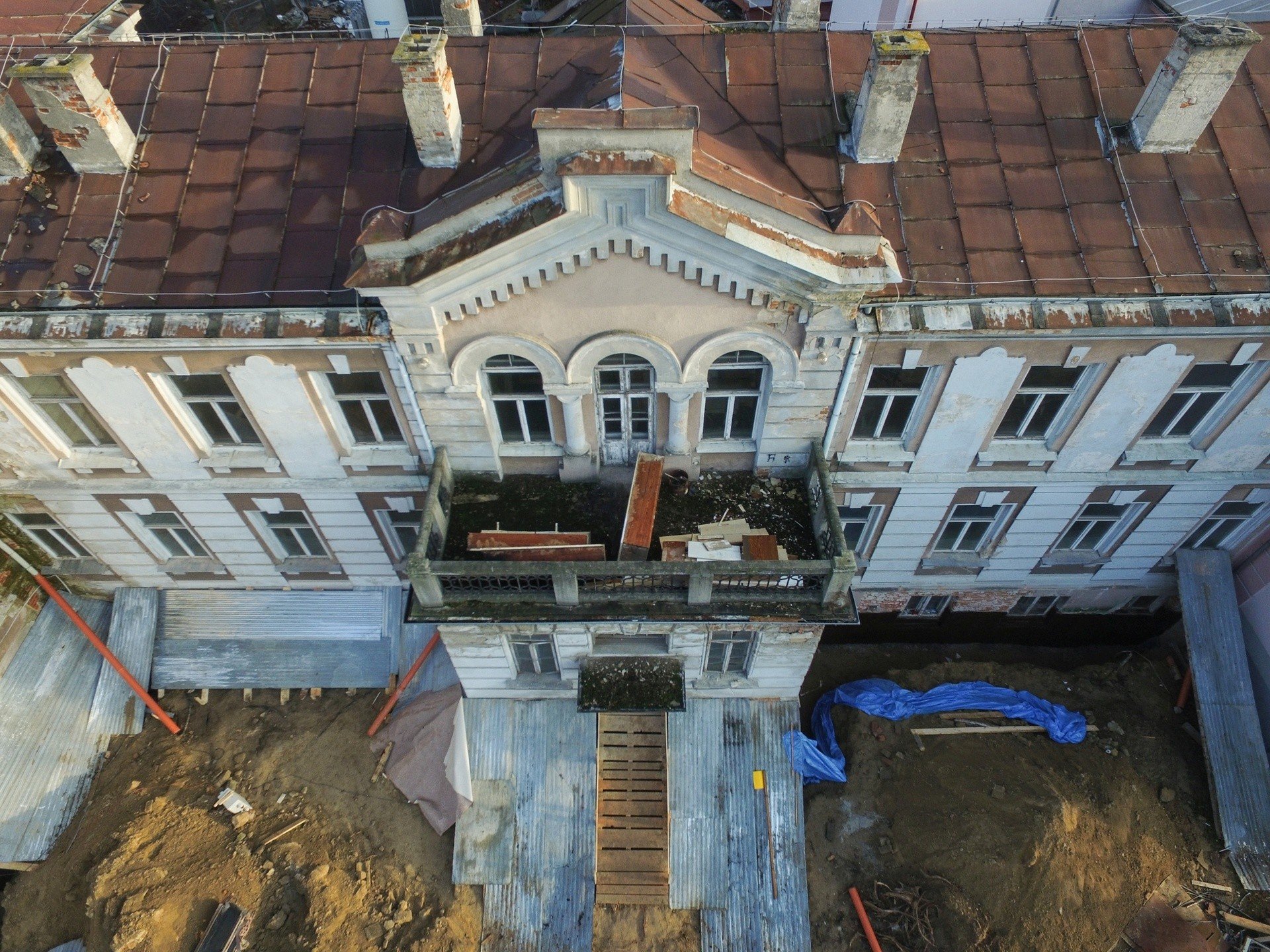 Trwa remont dawnego szpitala żydowskiego przy ul. Lubartowskiej w Lublinie.  Zobacz zdjęcia z drona | Kurier Lubelski