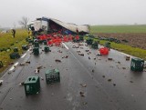 Wypadek ciężarówki z alkoholem. Setki butelek piwa zablokowały drogę krajową (zdjęcia)