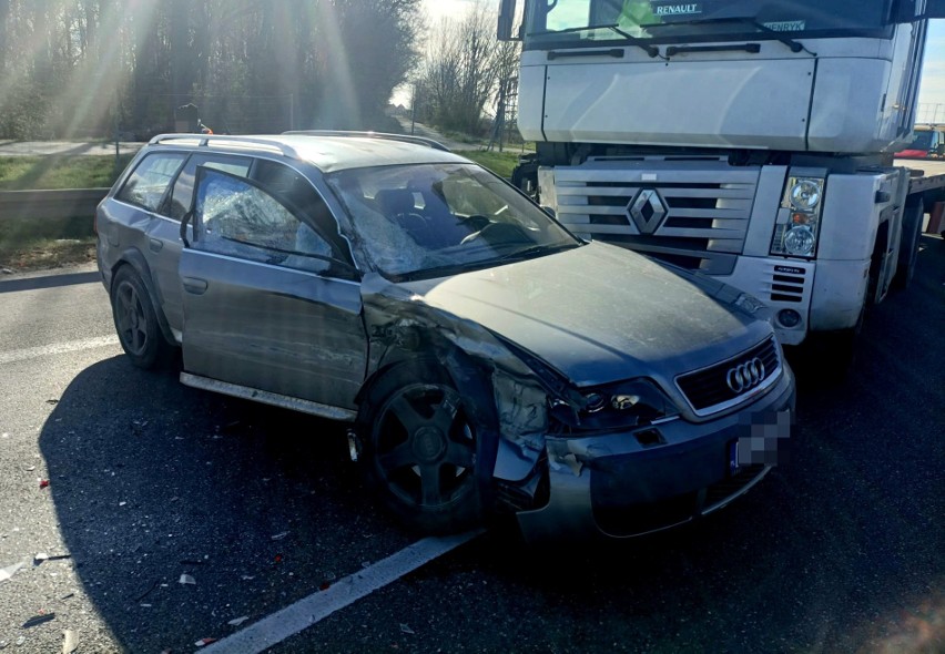 Wypadek na AOW. Audi uderzyło w bariery i dwa auta ciężarowe [ZDJĘCIA]