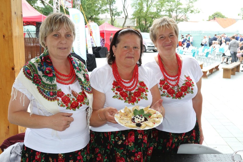 1. Zespół Drochowianie - pierogi z oczkiem z serem i jagodami