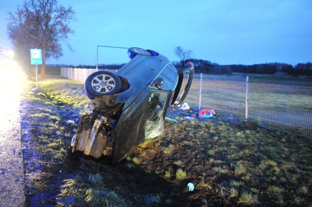 W piątek na dawnej drodze krajowej nr 5 pomiędzy Lesznem a Lipnem doszło do wypadku. Kierowca audi Q5 zjechał na pobocze i zawrając, wjechał wprost pod ciężarówkę marki Scania pełną towaru. Okazało się, że kierujący osobówką był pijany. Zobacz więcej zdjęć ---->