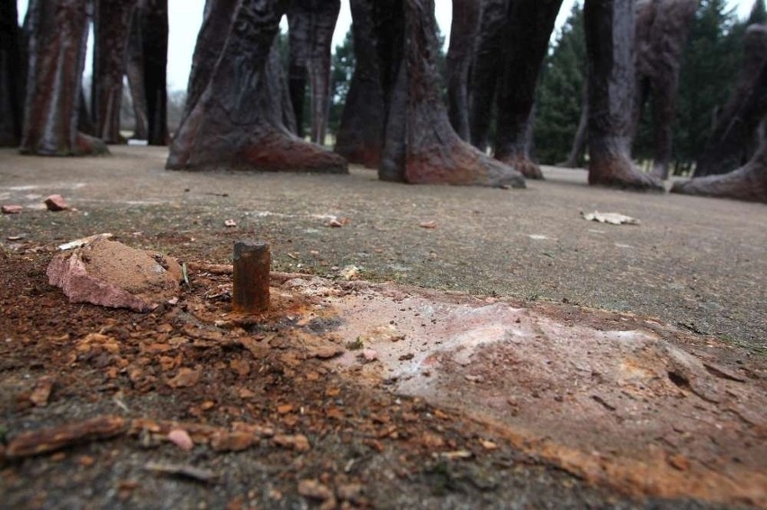 Rzeźba Abakanowicz na Cytadeli została zniszczona!