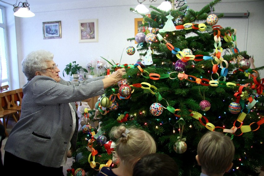 Przedszkolaki pomagały ubierać choinkę w DPS Kalina (ZDJĘCIA)