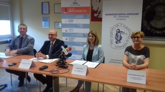 Bartłomiej Chmielowiec (drugi z lewej), rzecznik Praw Pacjenta, w czwartek 7 czerwca gościł w Wojewódzkim Szpitalu Zespolonym w Toruniu, gdzie przedstawił założenia programu pilotażu centrów zdrowia psychicznego.