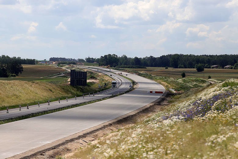 Prace przy budowie autostrady zostały podzielone na cztery...