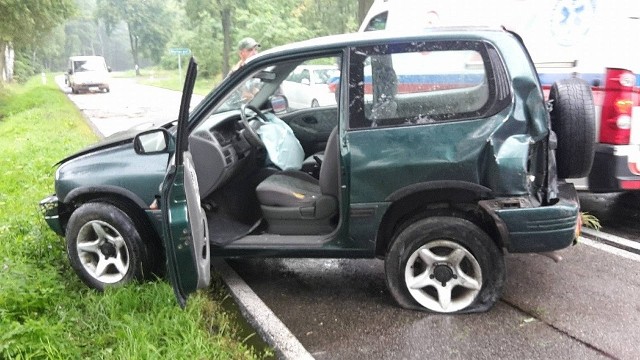 Kierująca samochodem marki Suzuki Grand Vitara na prostym odcinku drogi straciła panowanie nad pojazdem i wypadła z jezdni.