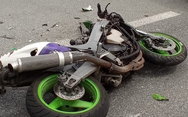 Wypadek na DK75 w Czchowie z udziałem samochodu osobowego i motocykla, kierowca jednośladu trafił do szpitala, 12.07.2022
