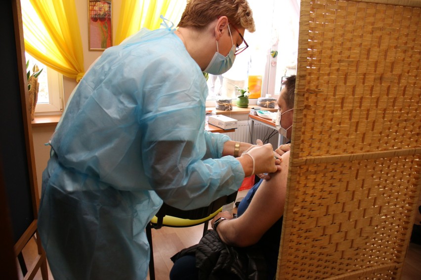 W środę, 5 maja w Kielcach ruszył drugi punkt szczepień powszechnych. Dziennie mogą zaszczepić nawet 500 osób (ZDJĘCIA)