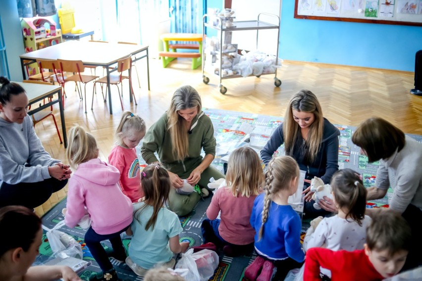 Supermodelka Joanna Krupa spotkała się w Przemyślu z dziećmi uchodźców z Ukrainy [ZDJĘCIA]