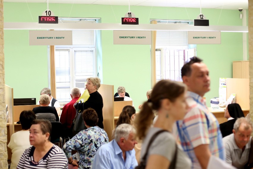 Mimo pandemii, rząd obiecał wypłatę dodatkowych świadczeń...