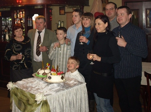Rodzina Rożejów w komplecie: jubilaci - Janina i Wiesław (od lewej), wnuczęta Jakub i Kacper, Damian, Iwona, Marta, Zbigniew i Marek.