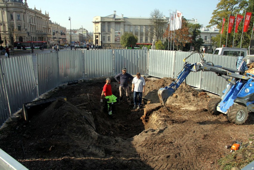 Na pl. Litewskim szykują miejsce na nowe drzewo