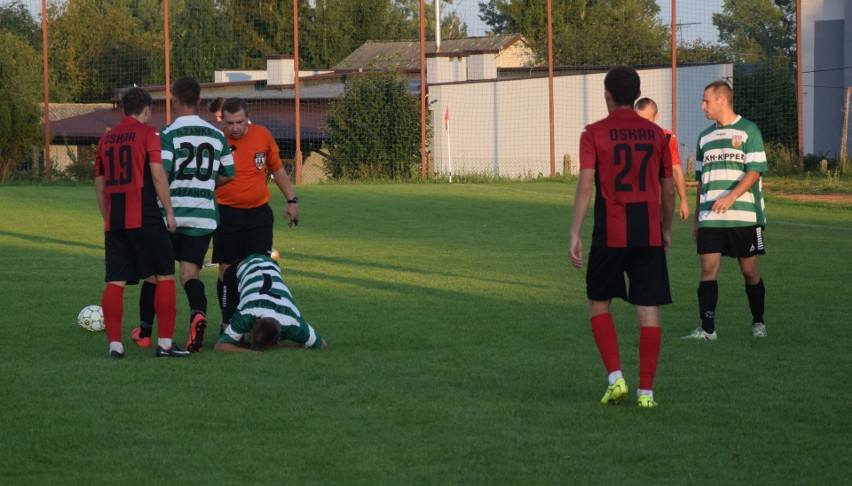 Piłkarski Puchar Polski. Iłżanka Kazanów przegrała wysoko z Oskarem Przysucha. Iłżanka dobrze grała do ... 70 minuty (ZDJĘCIA Z TEGO MECZU)