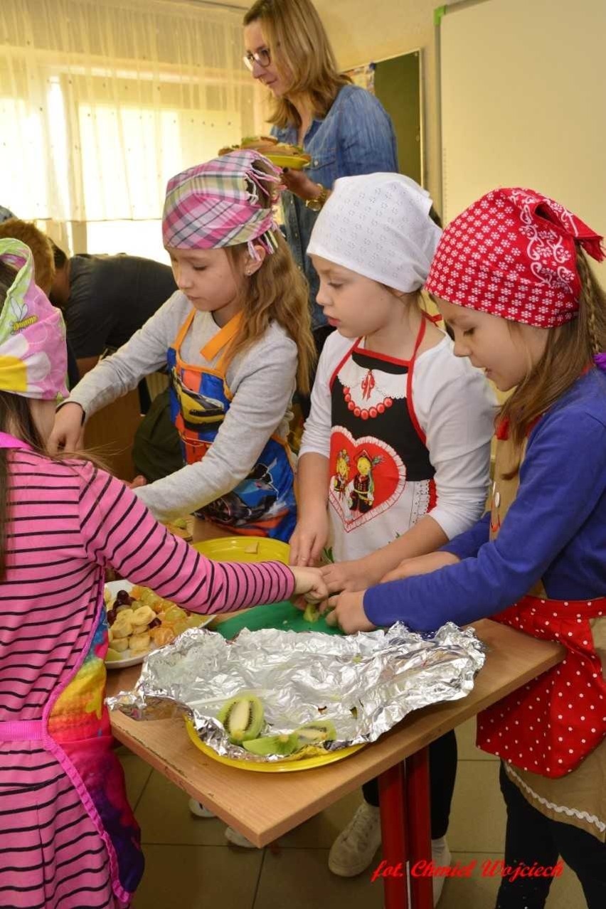 Uczniowie sandomierskiej "trójki" przygotowali smaczne i zdrowe posiłki w ramach akcji "Śniadanie daje moc"