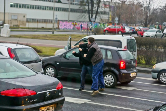 53-letni Robert P. dostał furii przy ul. Wschodniej w Toruniu. Ponieważ inny kierowca zajechał mu drogę, na czerwonym świetle wyszedł z auta i pobił mężczyznę pięściami po twarzy! Takich przypadków, niestety, przybywa.Nie wiadomo jeszcze, jaka kara czeka Roberta P. z Torunia. 53-latek miał już swój proces przed Sądem Rejonowym w Toruniu i usłyszał wyrok, ale prokuratura go zaskarżyła jako zbyt łagodny. Kilka dni temu apelacja trafiła do Sądu Okręgowego w Toruniu i czeka na termin rozprawy odwoławczej. Co się konkretnie wydarzyło?19 kwietnia 2019 roku, przy ulicy Wschodniej w Toruniu 53-letniego Roberta P. zdenerwowało zachowanie innego, młodszego kierowcy osobówki. Ten musiał zmienić pas ruchu na lewy, bo na prawym - na światłach awaryjnych - stała akurat ciężarówka. Zmieniając pas zajechał drogę Robertowi P. i zmusił go do hamowania. I to się panu Robertowi bardzo nie spodobało...