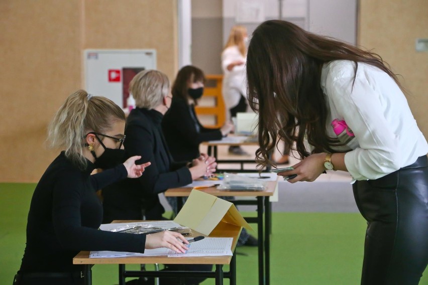 Tak wyglądała matura z języka polskiego w XII LO we...