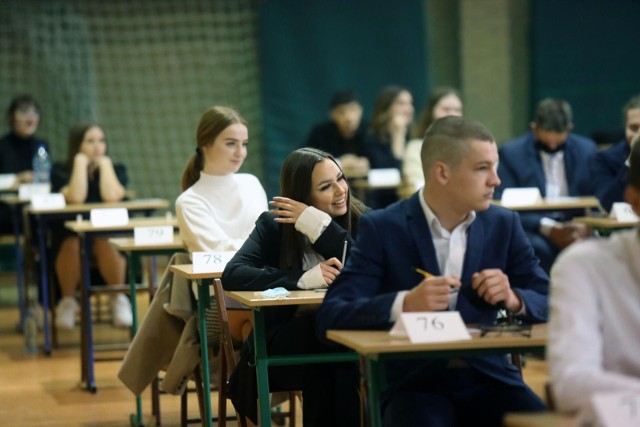 Matura 2022 rozpocznie się 4 maja. Uczniowie muszą przystąpić do pisemnych egzaminów z języka polskiego, matematyki i języka obcego. Aby je zdać, z każdego z nich muszą zdobyć minimum 30 proc. punktów. Obowiązkowe jest też przystąpienie do jednego egzaminu na poziomie rozszerzonym z wybranego przedmiotu