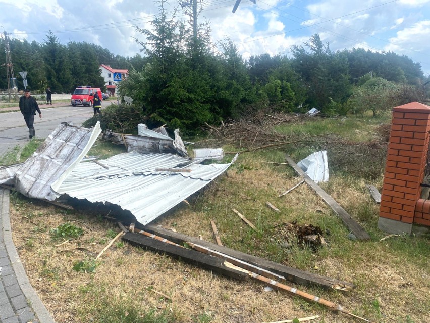 Zerwane dachy i zniszczone samochody w Krukowie. Silny wiatr przeszedł przez gm. Chorzele 27.06.2023