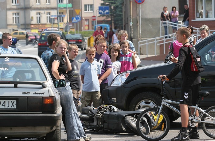 Skuter wpadl pod samochód. Do wypadku doszlo na ul. Wolności...