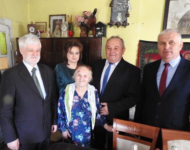 101-letnia Stefania Pachla z rodziną i przedstawicielami władzy samorządowej w domu jubilatki w Bielinach koło Ulanowa