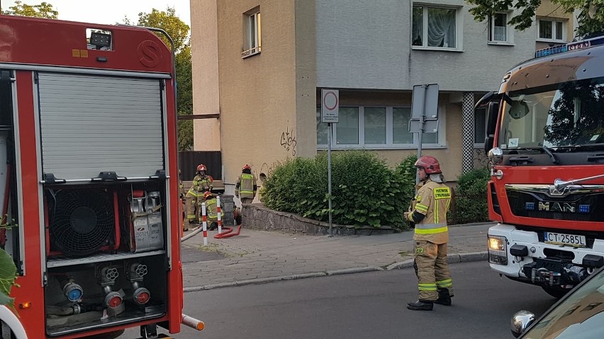 Pożar auta osobowego na wylotówce z Bydgoszczy w kierunku Stryszka. Jeden pas nieprzejezdny 