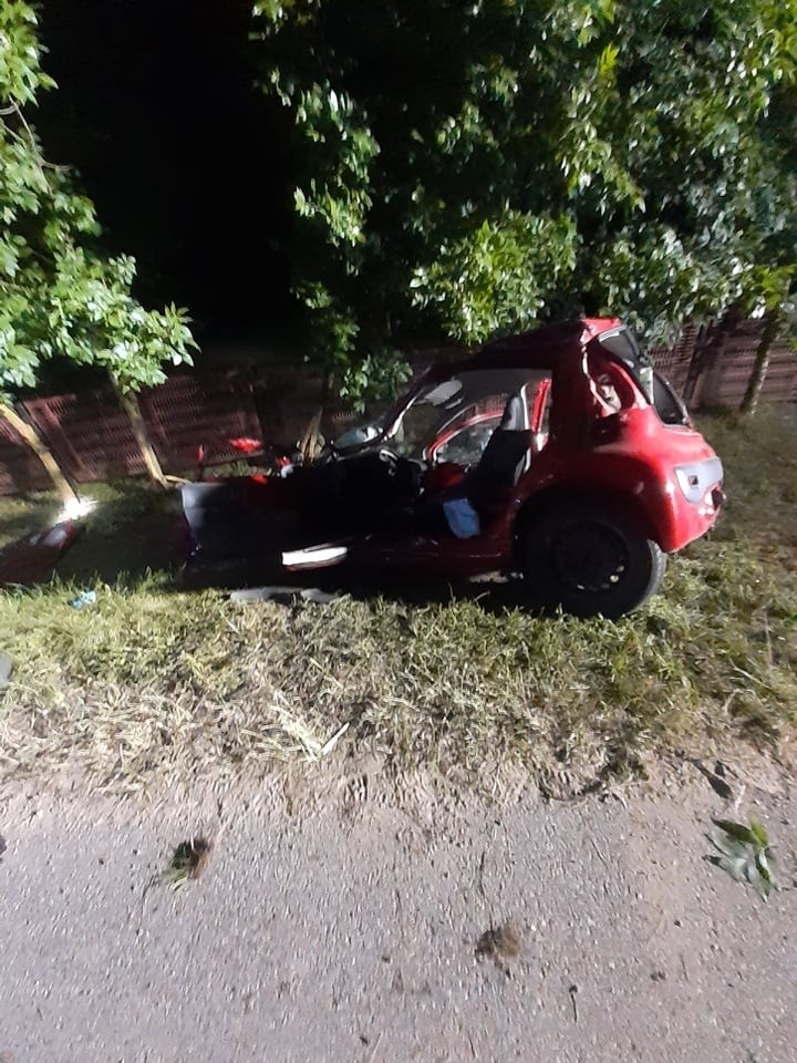 Wypadek w Chmielewie. Samochód zjechał z drogi i uderzył w drzewo. Do szpitala przewieziono dwie młode ostrowianki. 23.07.2021