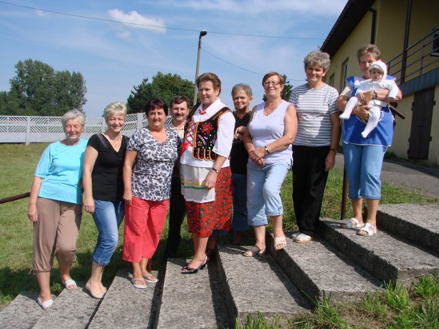 Helena Matyjasik (na środku) w otoczeniu członkiń Koła Gospodyń Wiejskich z Głębowic