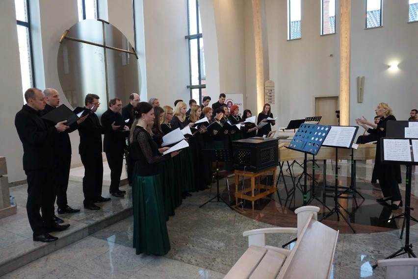 Chór Collegium Cantorum podczas koncertu w kościele Łaski...