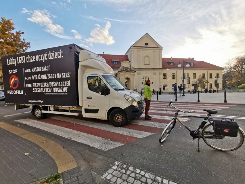 Blokada przejazdu busa Fundacji Pro Life w centrum Lublina. Lewicowy aktywista zatrzymał się na przejściu dla pieszych [WIDEO]