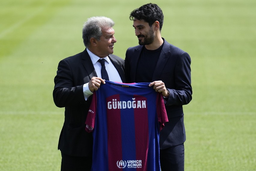 Ilkay Gundogan zaprezentowany jako nowy zawodnik FC Barcelony. Robert Lewandowski załatwił ten transfer? "Widziałem błysk w jego oczach"