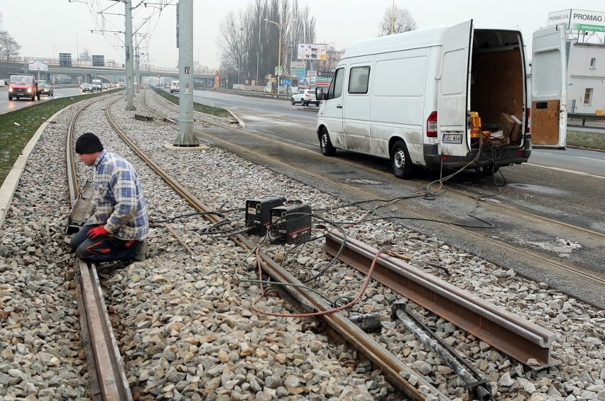 Pęknięte tory na prawobrzeżu. "Kto odpowiada za ten chłam?"