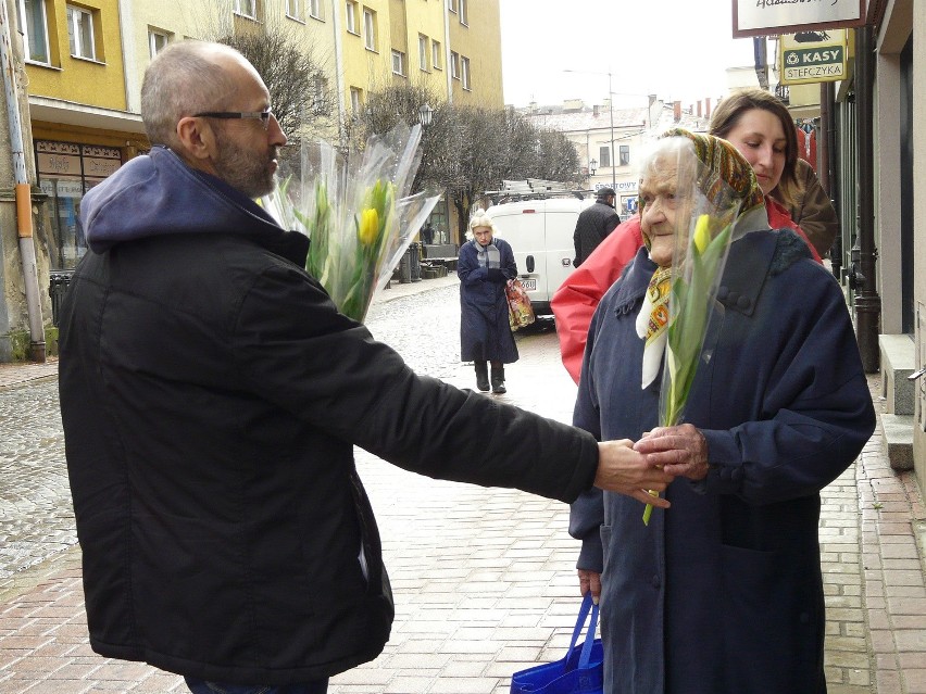 Marek i Lech rozdali paniom 200 tulipanów