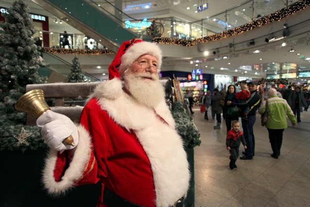 Pandemia wywróciła rynek świątecznych zawodów do góry nogami. Sporo straciły m.in. osoby, które co roku dorabiały, przebierając się za Świętych Mikołajów. Zapotrzebowanie na ich pracę z powodu pandemii w tym roku spadło. Są jednak zawody, gdzie ofert pracy przybyło. Kto stracił, a kto zyskał na pandemii wśród tradycyjnych form dorobienia przed świętami? Zobacz w galerii ----->