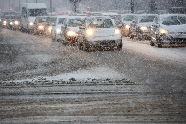 "Prognozowane są opady śniegu powodujące przyrost pokrywy śnieżnej o 10 cm do 15 cm" - podało IMGW.