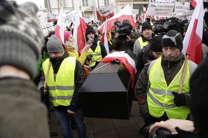 Protest rolników w Warszawie 6.02.2019. Pod Pałacem Prezydenckim było kilka tysięcy osób [zdjęcia]