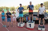 Inowrocław. Blue Run 2019 - ceremonia dekoracji najlepszych biegaczy w kategorii open i w kategoriach wiekowych