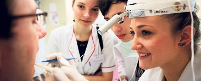 Uniwersytet Medyczny w Łodzi zapewnia, że oferuje najlepsze warunki do studiowania – i wsparcie dla prymusów