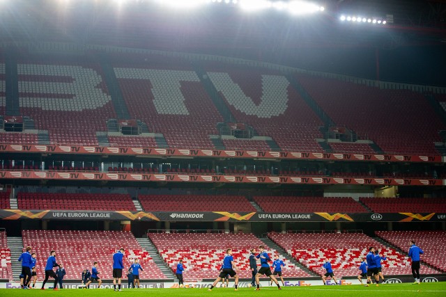 Liga Europy. W poniedziałek mecz ligowy z Lechią, we wtorek szybki trening w Sopocie, a potem lot z Gdańska bezpośrednio do Lizbony. Wczoraj jedyny trening na stadionie Estadio da Luz, a dziś już rewanż z Benfiką - Lech Poznań jest w trakcie intensywnego cyklu. Niestety, w dzisiejszym meczu wystąpi bez Pedro Tiby. Zagrać nie może również Djordje Crnomarković. Trener Dariusz Żuraw: - Przyjechaliśmy zmierzyć się z dobrym zespołem, na pięknym stadionie i ekscytacja jest taka sama. Sytuacja jest wprawdzie inna, bo to nie jest pierwszy mecz i inaczej wygląda kwestia wyjścia z grupy, ale zrobiliśmy coś bardzo fajnego. Teraz zderzamy się z czymś nowym, zbieramy doświadczenie na przyszłość, które może się przydać.