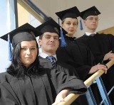Pierwsi absolwenci prawa na Uniwersytecie Opolskim odebrali dyplomy