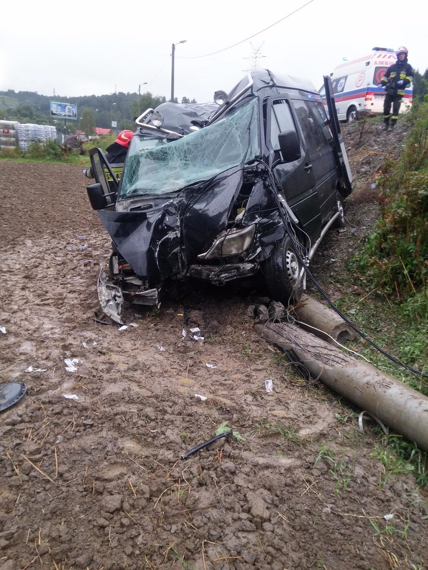 DK 28. Wypadek busa w Nowym Sączu. Mężczyzna nie żyje, 6 osób rannych [ZDJĘCIA]