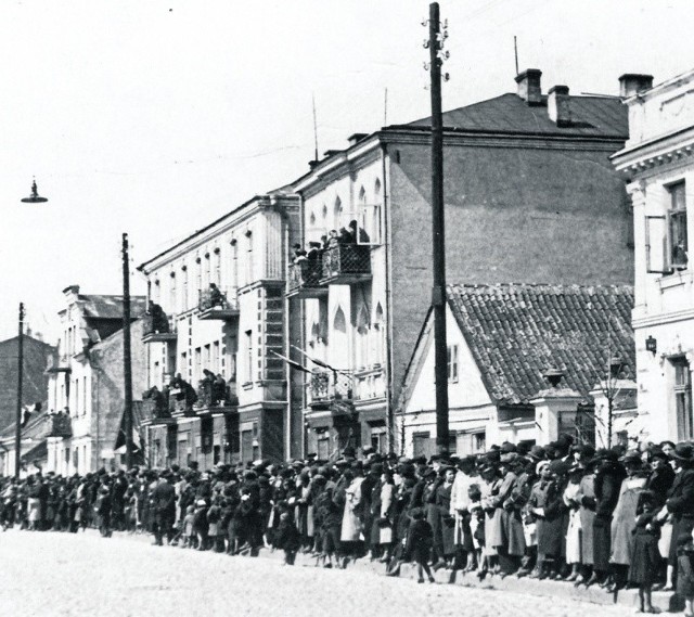 Domy przy ówczesnej ul.  Piłsudskiego 48 i 50 w okresie dwudziestolecia międzywojennego. Przypuszczalnie wizyta prezydenta Ignacego Mościckiego w 1927 r. (zbiory prywatne)