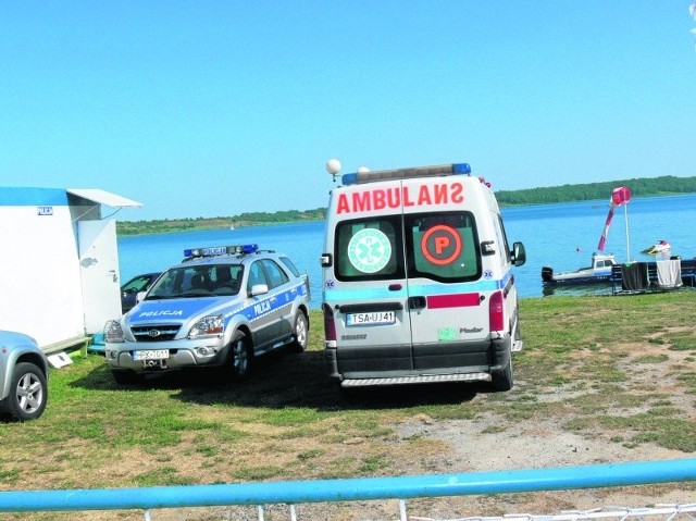 Stojący od kilku dni nad Jeziorem Tarnobrzeskim ambulans nie został sprowadzony przez władze Tarnobrzega. Należy do stowarzyszenia, do którego należą ratownicy medyczni.