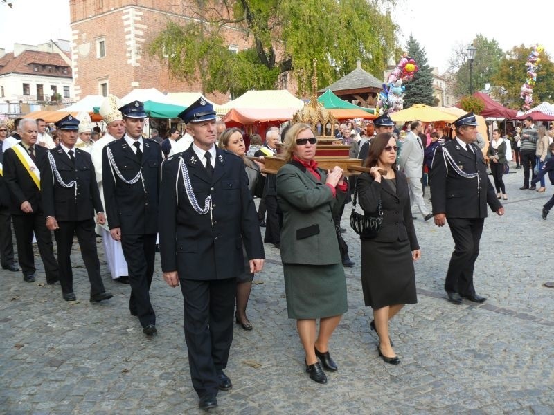 W procesji do katedry niesione były relikwie błogosławionego...