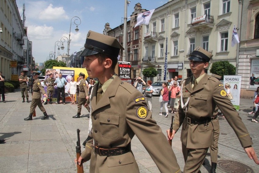 Budzenie Sienkiewki 2016. Widowiskowy pokaz musztry paradnej uczniów na kieleckim Placu Artystów