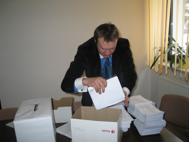 W Tarnobrzegu pod listem otwartym do premiera i prezydenta podpisało się ponad sześć tysięcy osób. Na zdjęciu Wojciech Wąsik, wicedyrektor Szpitala Wojewódzkiego, przygotowuje partię listów do wysyłki.