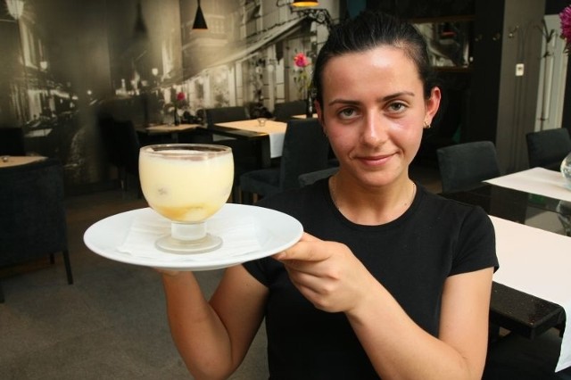 Monika Radlica ze Strauss Bistro Cafe w Kielcach prezentuje deser w sam raz na letnie upały, czyli włoskie tiramisu.