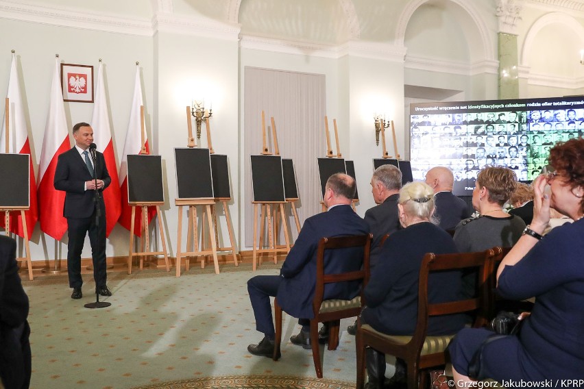 Przez lata byli pochowani w anonimowych grobach. Rodziny poznały prawdę. Prezydent Andrzej Duda wręczył noty identyfikacyjne (zdjęcia)
