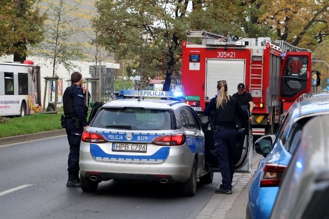Cztery wozy straży pożarnej, pogotowie energetyczne i policja przyjechały na sygnałach we wtorek (18.10) przed godziną 14 na ul. Krzywoustego 43 we Wrocławiu.