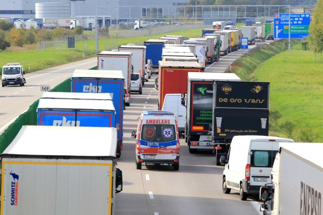 Korytarz życia to wolna przestrzeń pozostawiona dla pojazdów ratunkowych poruszających się w zatorze drogowym.