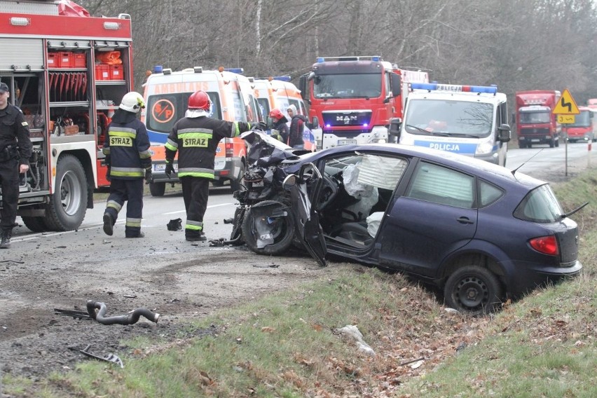 Groźny wypadek pod Wrocławiem. Kierowca wypadł z auta